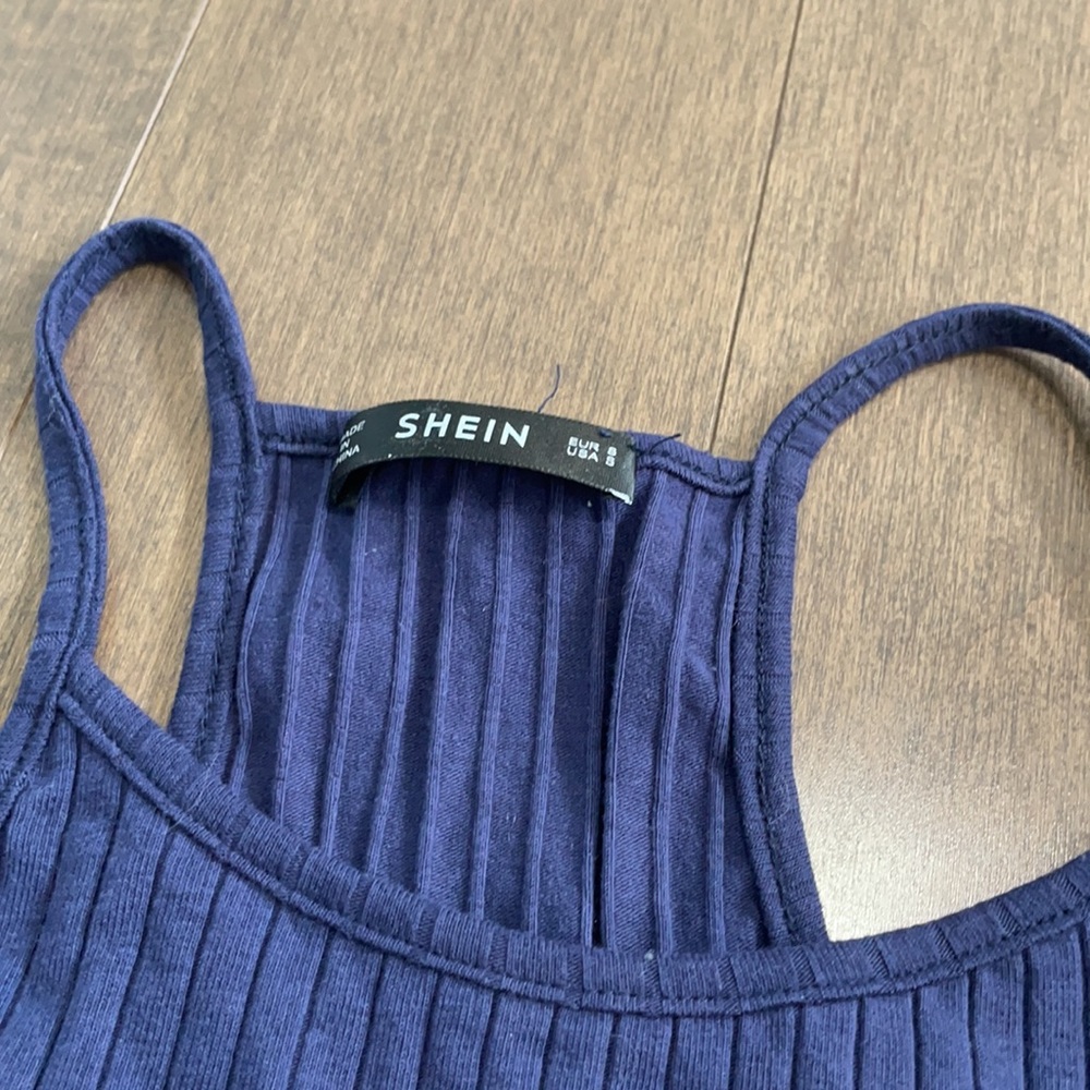 Halter back crop top - Picture 3 of 3